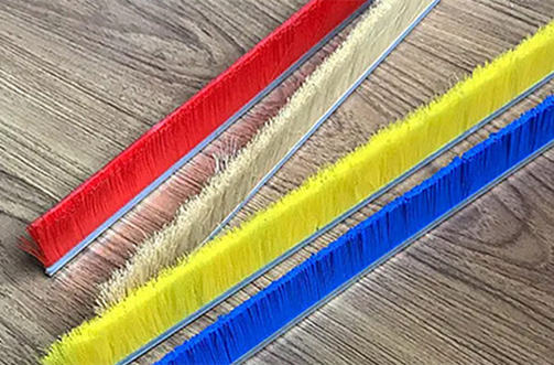 ナイロン製とポリプロピレン製のストリップブラシの違いは何ですか？